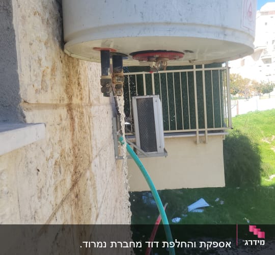 דוד שמש עם צינורות מים נוזלים